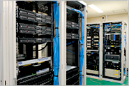 コンピュータールームのシンクライアントサーバは300台の演習用端末をスムーズに動かす。