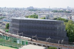 ベンダ７社、合計4570枚の太陽電池パネルがEEI棟の外壁を取りまいている